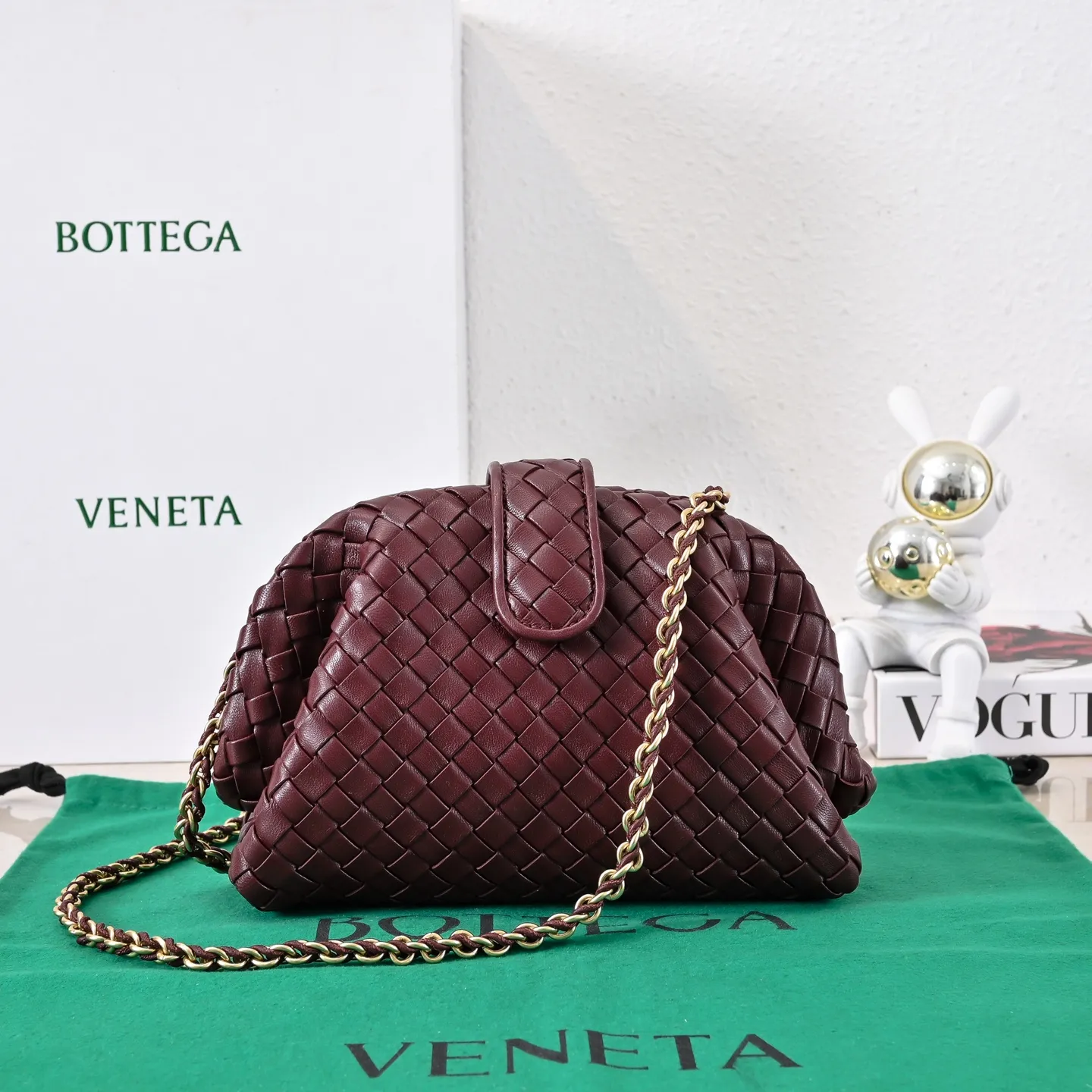 Batch 1880 BOTTEGA VENETA LAUREN 1980 small clutch bag is new! The small size that many people are squatting on is finally here. The self-adjustable zipper is a highlight of this bag. After being removed, it can be used as a handbag for important occasions. One bag unlocks two carrying methods at the same time. It is practical and has a unique sense of structure and beautiful lines. It is more elegant than a small cloud. It is a tribute to the classics and the pursuit of modernity. Style number: 4038 Size: 27*15*8cm